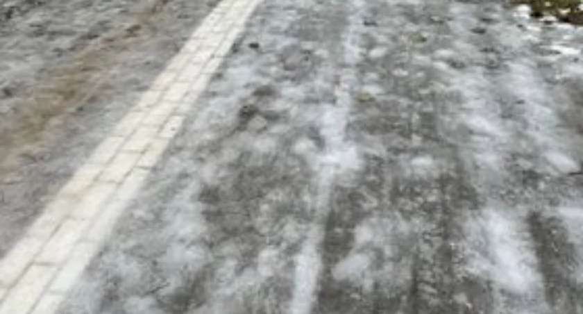 [WIDEO] Pan Łukasz: Tak dzisiaj wygląda chodnik na Piastowskiej. Wielkie lodowisko. I nikogo to nie obchodzi
