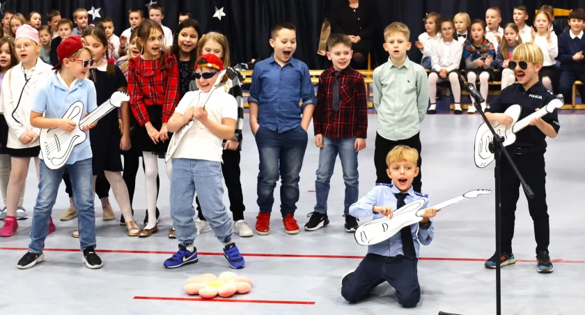 Dzień babci i dziadka w Publicznej Szkole Podstawowej nr 7. Kolorowo i wesoło