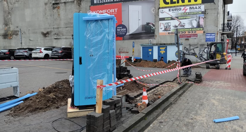Przy Reymonta będzie słupek do ładowania elektryków. - Do niedzieli będzie gotowe - zapewniają pracownicy