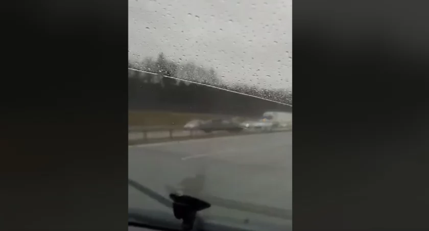Toyota uderzyła w barierki na autostradzie A1 [film od Czytelnika]