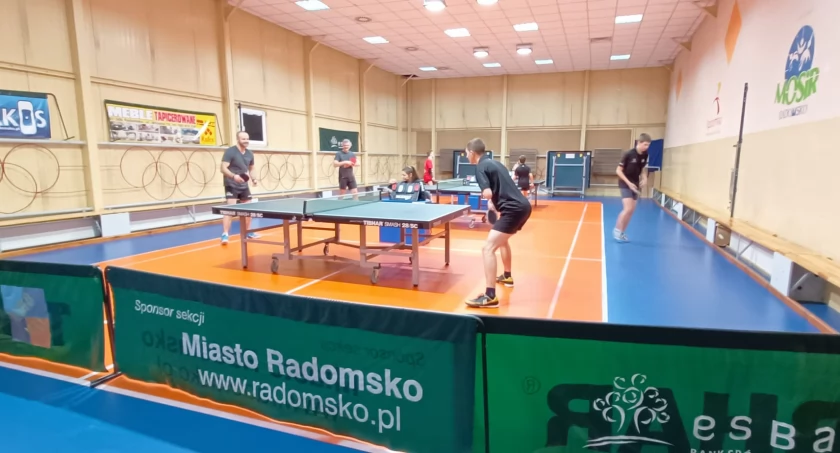 Tenis stołowy. UMLKS przegrywa z liderami, zawodnicy Sokoła lepsi od drużyny z Łodzi