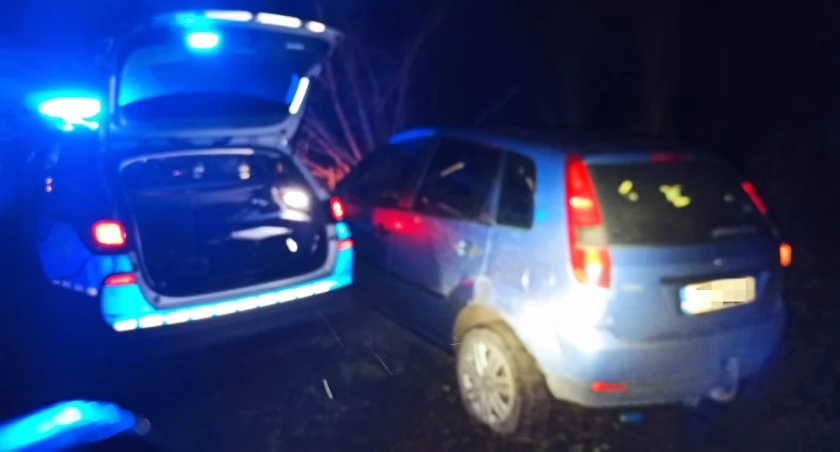 Przejechał na czerwonym, policjanci ruszyli za nim. Kierowca forda zaczął uciekać. W pewnym momencie jechał 160 km/h