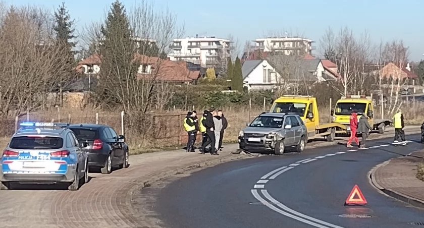 Zderzenie na Starowiejskiej. 67-letni kierowca toyoty wpadł w poślizg. Uderzył w prawidłowo jadącą kię