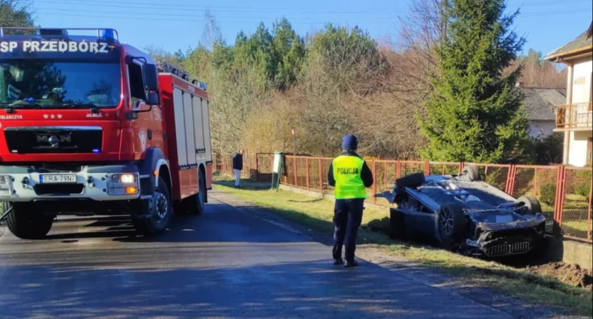 Wypadek w miejscowości Wojciechów w gminie Przedbórz. Zderzenie samochodu ciężarowego z autem osobowym