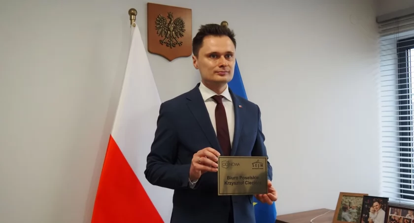 [WIDEO] Poseł Prawa i Sprawiedliwości Krzysztof Ciecióra otworzył biuro przy Piłsudskiego, dwa kroki od partyjnej koleżanki