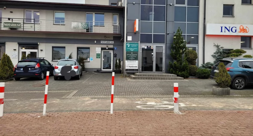 Czytelnik: Te słupki przed bankiem stoją okręcone folią przynajmniej od jesieni. Ktoś zapomniał je rozpakować?