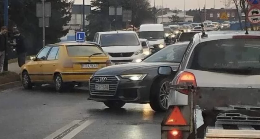 Kolizja na ulicy Brzeźnickiej. Doszło do zdarzenia trzech samochodów osobowych 