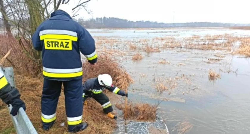 Strażacy z OSP Szczepocie uspokajają mieszkańców: Woda w Warcie opada, powódź wam nie grozi