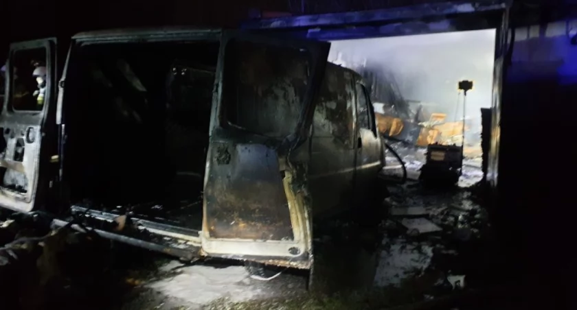 Cztery zastępy gasiły garaż przy Piramowicza. Spalił się też bus. Straty oszacowano na około 130 tys. zł