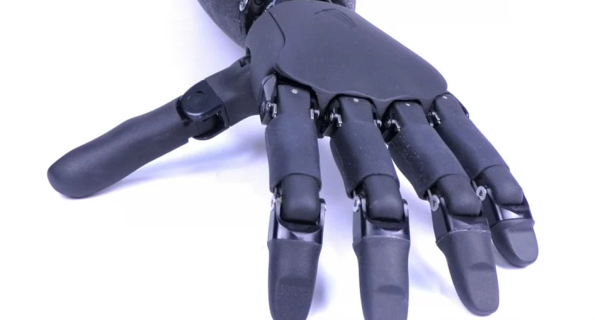 Nowoczesne technologie w protezach ręki. Jak pomagają w powrocie do sprawności?