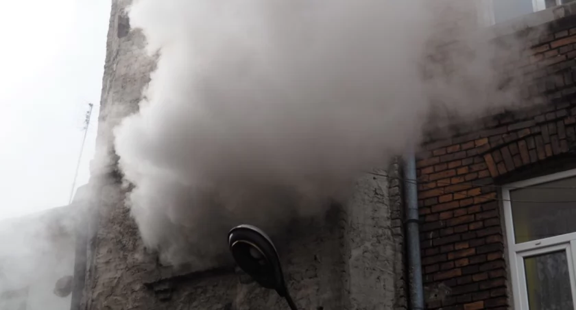 [WIDEO, ZDJĘCIA] Pożar w jednej z kamienic przy placu 3 Maja. To prawie na pewno podpalenie
