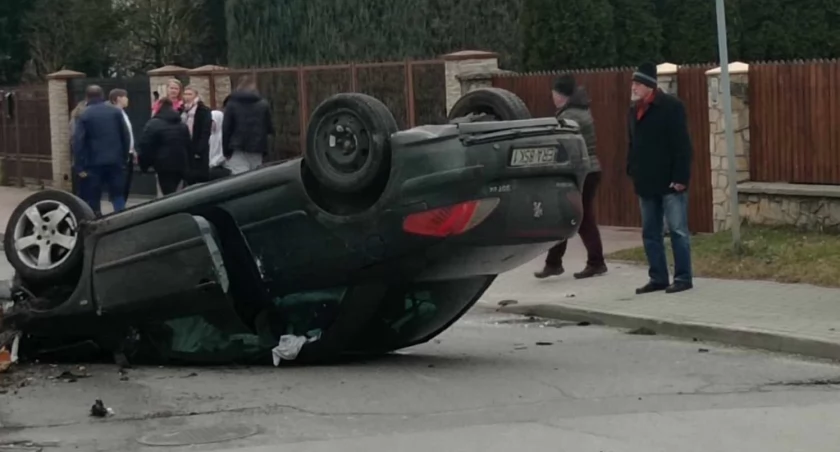 [ZDJĘCIA] Kierowca auta osobowego wjechał w kapliczkę na ulicy Piłsudskiego. Auto dachowało. Kierowca uciekł