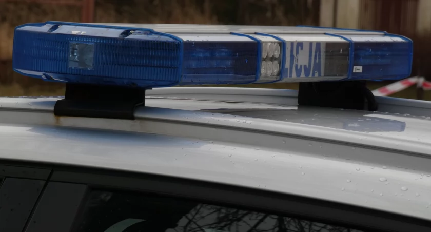 26-latek wjechał do rowu. Policjanci ukarali go mandatem. Nie był zadowolony, że ktoś wzywał pomoc