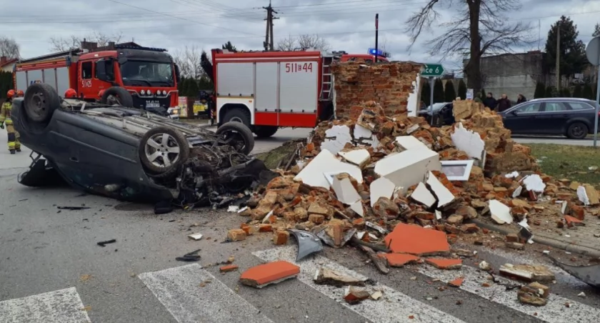 25-latek przyznał się, że to on prowadził i ze to on wjechał w kapliczkę. 