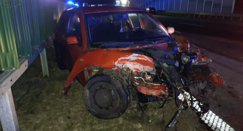 Autostrada A1. Zderzenie trzech aut, dwóch osobowych i samochodu ciężarowego. 54-latek zasnął za kierownicą
