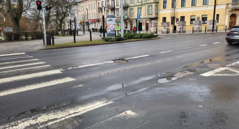 [ZDJĘCIA:] Uwaga kierowcy! Dziury w jezdni mogą być niebezpieczne. Są prawie wszędzie. Na przykład na Krakowskiej
