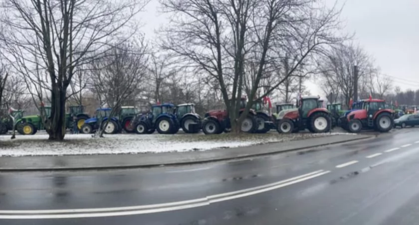 [WIDEO] Protest rolników w całej Polsce. Z Przedborza właśnie wyruszyła kolumna, która przyjedzie na miejską targowicę w Radomsku