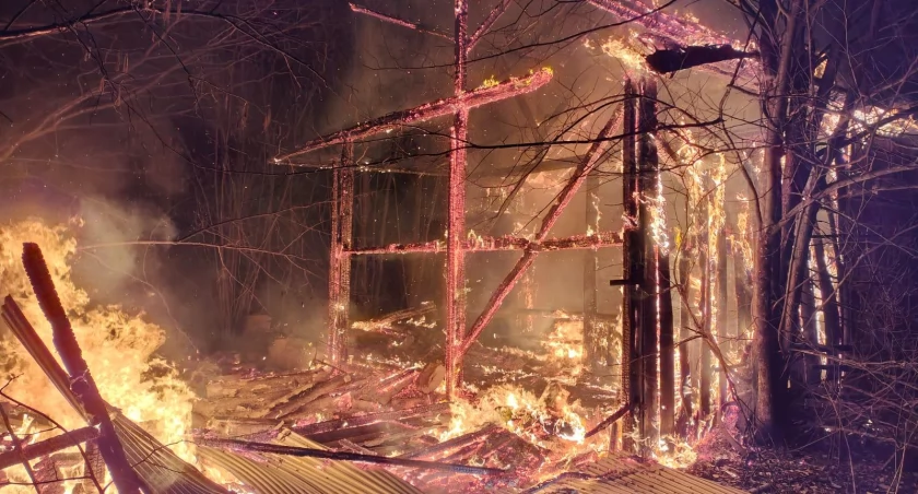 [ZDJĘCIA] W nocy z soboty na niedzielę strażacy gasili pożar drewnianej stodoły w Szczepocicach Rządowych