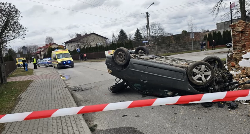 Policja już wie, kto siedział obok kierowcy, który wjechał w kapliczkę. Na razie nie zastała go w domu