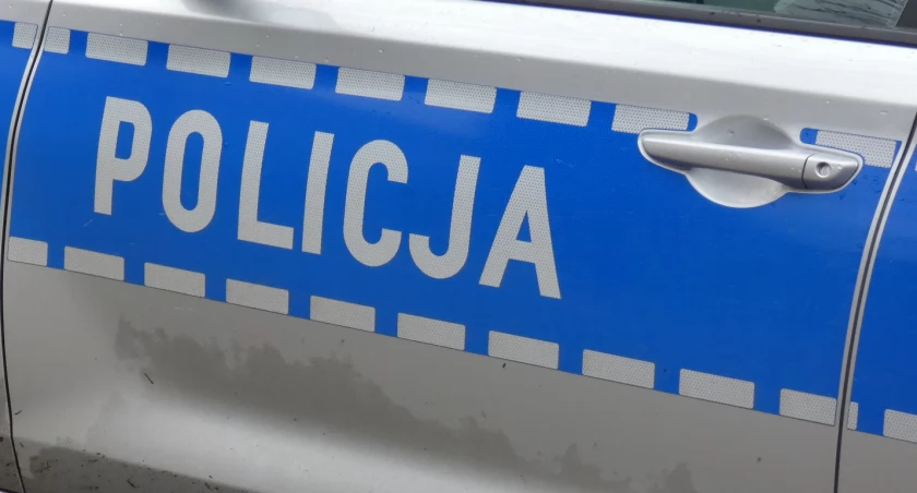 25-letni kierowca mazdy wjechał w latarnię. Był kompletnie pijany. Próbował uciekać