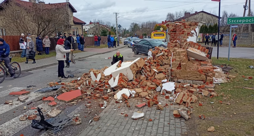 Kapliczka niczyja zburzona przez pijanego kierowcę. Mieszkańcy będą chcieli ją odbudować