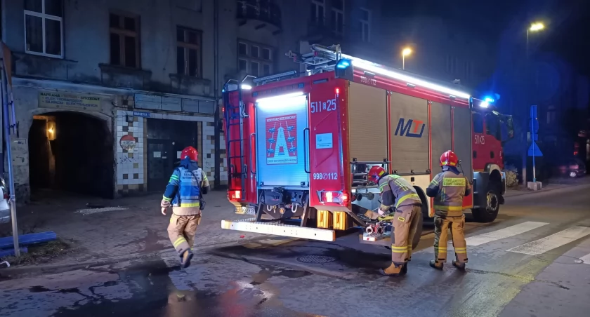 Pożar w kamienicy przy ulicy Warszyca. Jedna osoba podtruła się tlenkiem węgla