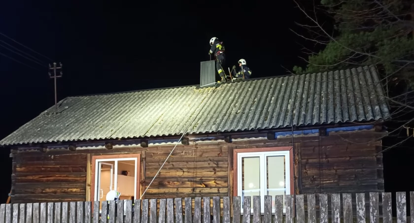 Przed północą strażacy wezwani do Szczepocic Rządowych. Zapaliły się sadze w kominie