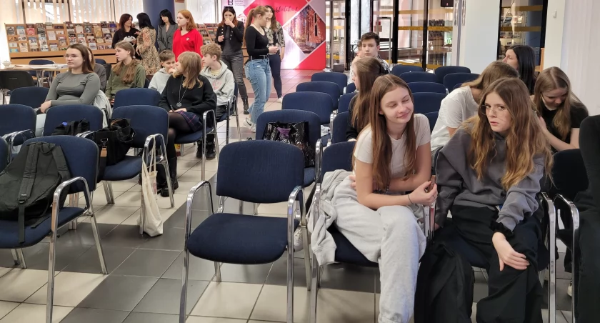[ZDJĘCIA] W Miejskiej Bibliotece Publicznej odbyła się II Edycja Warsztatów Języka Francuskiego. Gościem specjalnym Jeremy Chapin