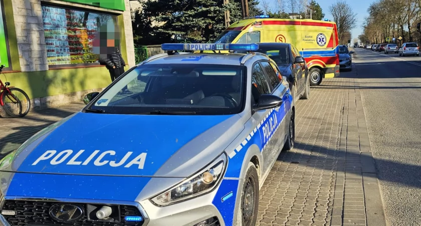Kierowca BMW zaparkował, otworzył drzwi, ale nie spojrzał w lusterko. Wjechała w nie rowerzystka. Kobieta trafiła do szpitala