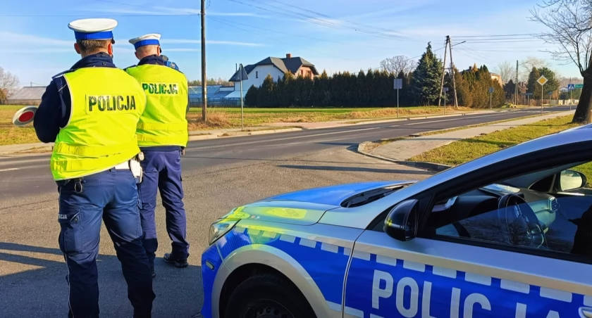 Pijany 23-latek bez prawa jazdy za kierownicą renault przekroczył prędkość w zabudowanym