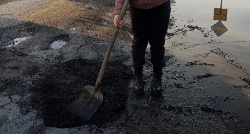 Sołtyska wsi Wierzbica: Policjanci przyjechali do mnie w niedzielę i pytają, czy zasypię dziurę w drodze. Dodam, że w powiatowej