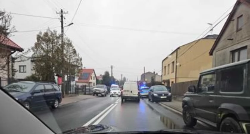 Uwaga! Pożar w jednym z domów w Przedborzu. Utrudnienia na drodze numer 742, trwa akcja ratunkowa