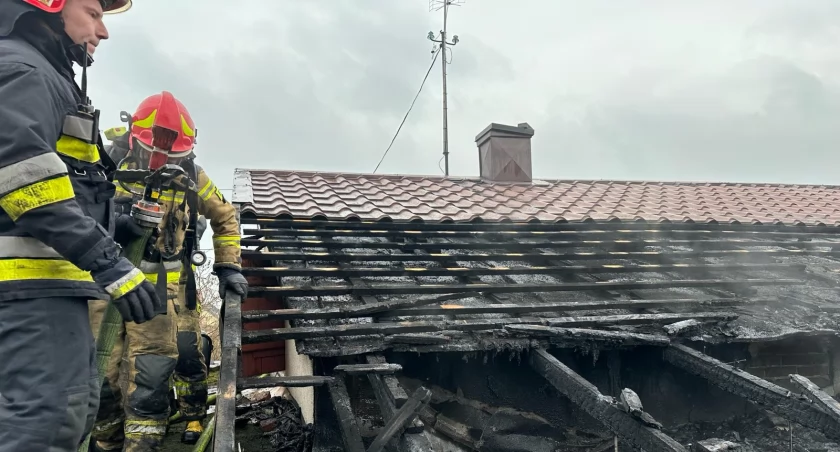 Pożar domu przy Krakowskiej w Przedborzu. Mieszkała w nim 91-letnia kobieta. Nie może do niego wrócić