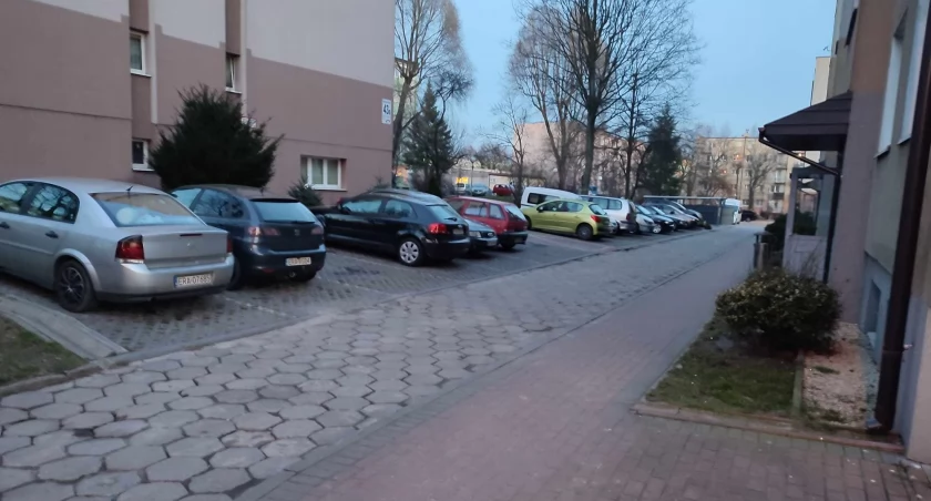 Czytelnik: Ktoś już o tym mówił? Ludzie zmuszeni są parkować na zakazie, na skrzyżowaniu, zastawiają wyjazdy spod bloków