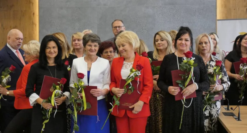  Ile zarabiają nauczyciele? Są kwoty. Miasto podaje średnie pensje w placówkach jemu podległych