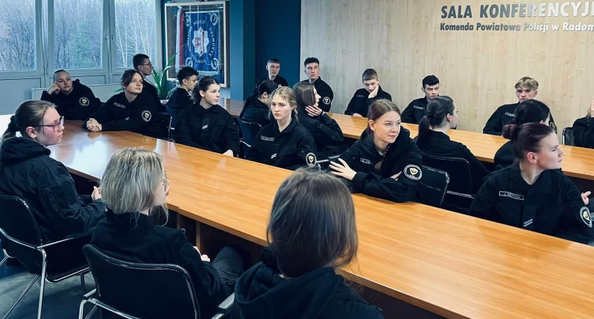 Uczniowie Mechanika w komendzie powiatowej. Poznawali tajniki zawodu policjanta