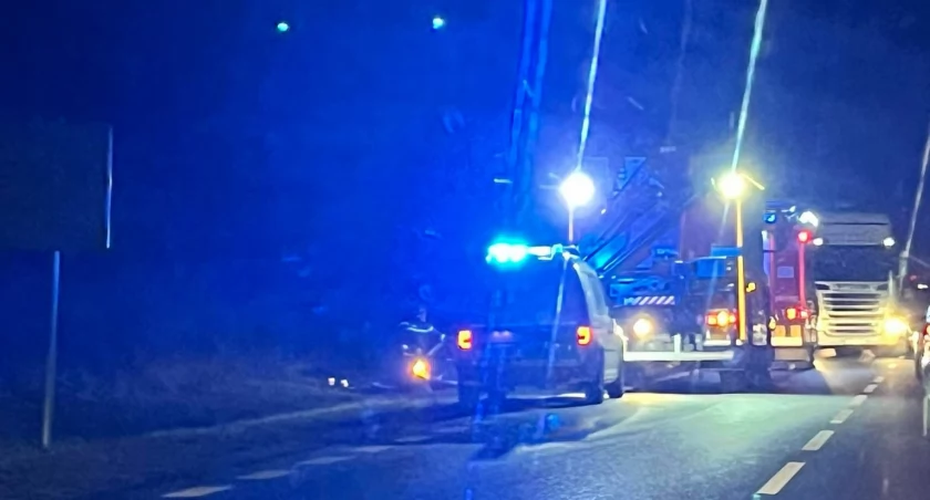 42-letni kierowca peugeota stracił panowanie na obwodnicy. Został odwieziony do szpitala