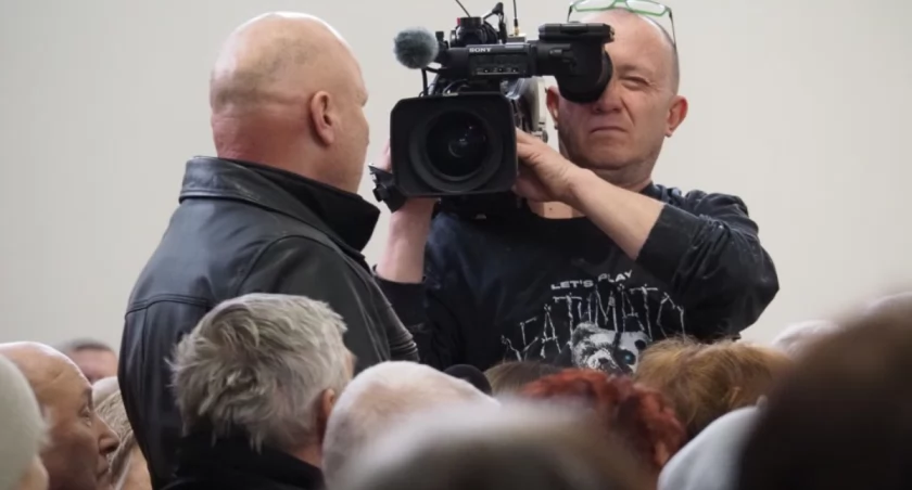 Nielegalny cmentarz przy Piaskowej. Ksiądz odmawia pochówków, wierni zaprosili telewizję Polsat. - My cmentarza nie oddamy!