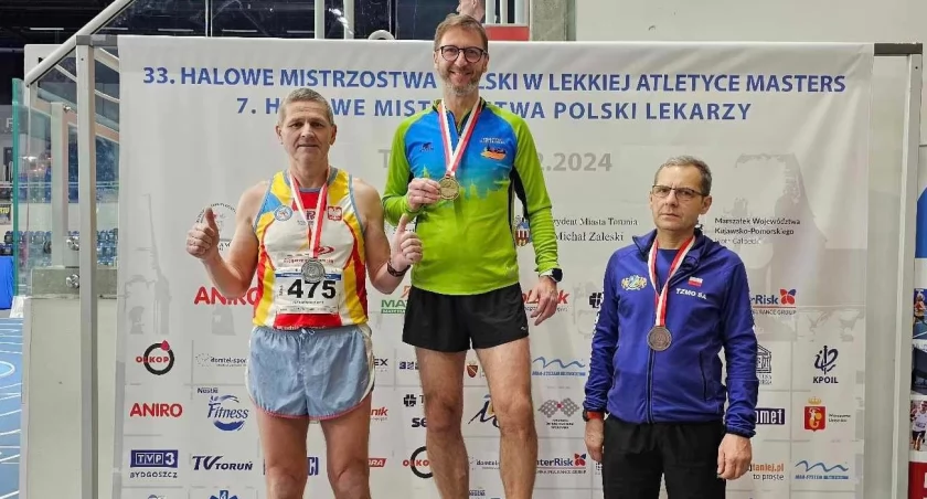 Piotr Płoskoński na podium 33. Mistrzostw Polski Masters w Lekkiej Atletyce