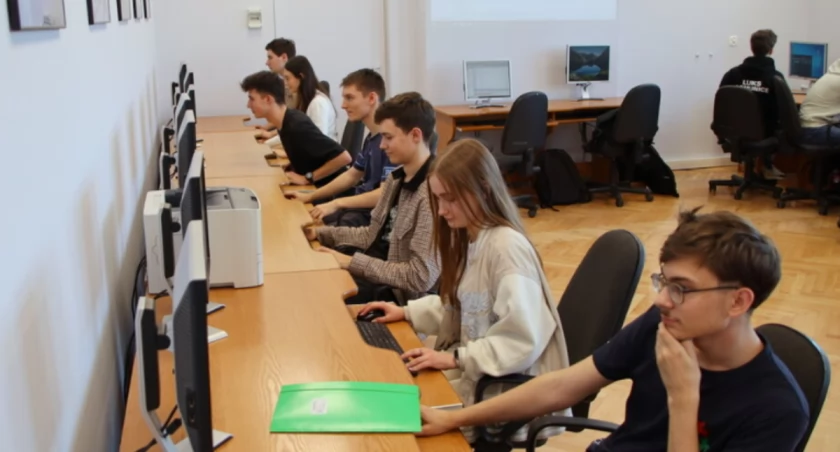 Było uroczyste otwarcie i przecięcie wstęgi. Pracownia informatyczna w II LO po remoncie