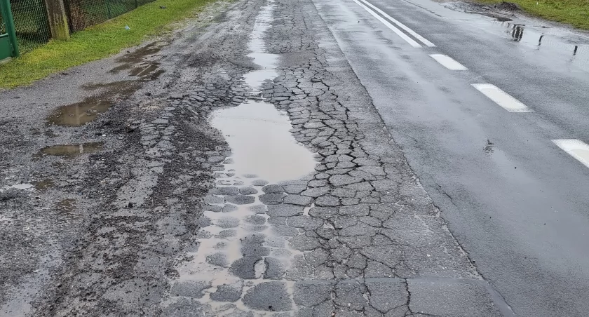 Czytelnicy przysyłają zdjęcia i proszą o pomoc: - Nikt nas nie słucha. Zasypują tylko dziury na chwilę. A tu chodzi o bezpieczeństwo