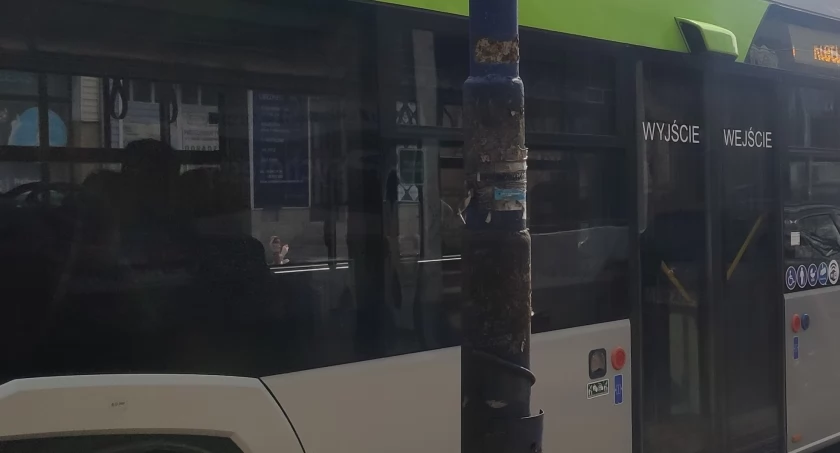 Pijany 58-latek wszedł wprost pod koła autobusu MPK. Mężczyzna został odwieziony do szpitala