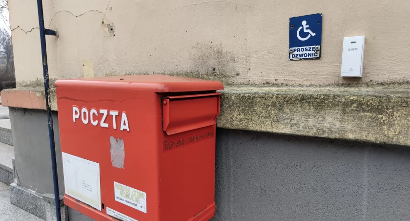 Radomszczanka: Jak na pocztę mają się dostać niepełnosprawni? Albo matki z małymi dziećmi w wózkach? Dzwonek jest? A gdzie konkretnie?