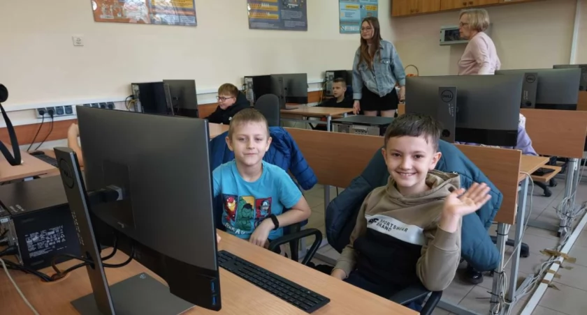 Uczniowie z Dziewiątki na lekcji informatyki w Elektryku. W roli nauczycieli programiści z 2l