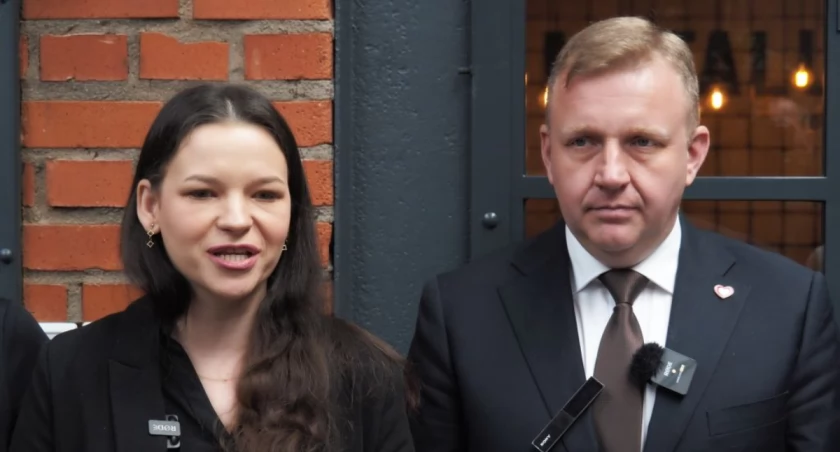 [FILM, ZDJĘCIA] Ministra rodziny Katarzyna Nowakowska w Radomsku. Rozmawiała z ludźmi z trzeciego sektora
