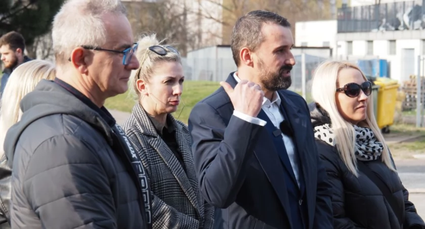 [FILM, ZDJĘCIA] Radosław Rączkowski nie odpuszcza w sprawie starego basenu. Przygotował petycję i zaczął zbiórkę podpisów