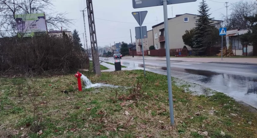 PGK informowało, że wody nie będzie do 15. Teraz informuje, że prace potrwają dłużej. I że podstawia beczkowóz