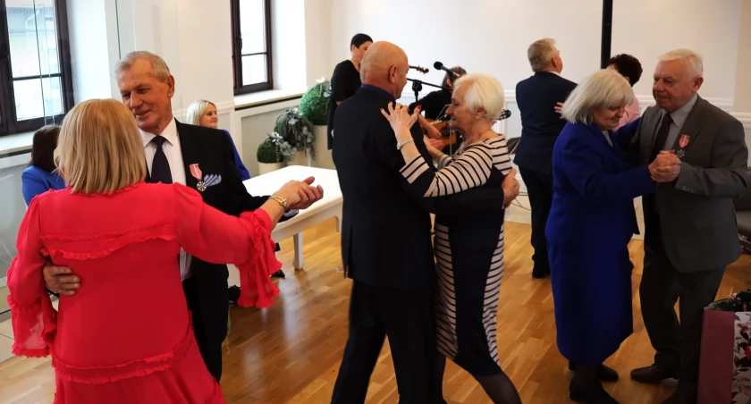 Pięć par otrzymało medale za Długoletnie Pożycie Małżeńskie. W USC były gratulacje, koncert i tańce