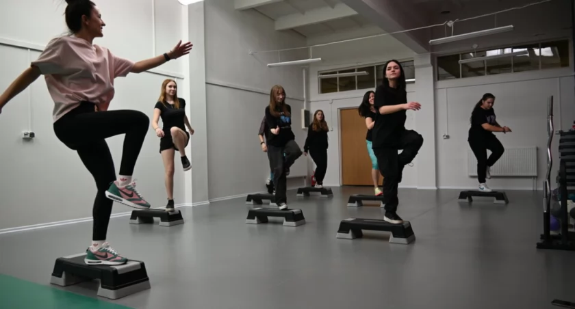 W Drzewniaku pojawiła się sala fitness. Ta informacja ucieszyła szczególnie żeńską część szkoły