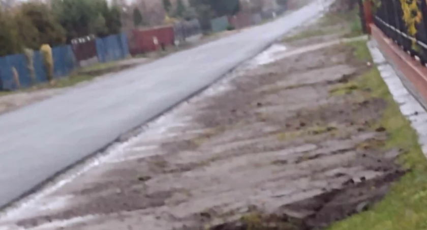 Był rów i zniknął: Jeden sąsiad zasypał rów, drugi to odkrył. Pierwszy jest radnym, drugi zwykłym mieszkańcem